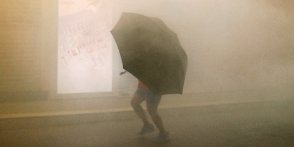 La police a tiré des grenades de gaz lacrymogène et utilisé un canon à eau pour disperser les protestataires, toujours aussi déterminés après des mois de contestation née du rejet d'un projet de loi d'extradition vers la Chine désormais retiré.