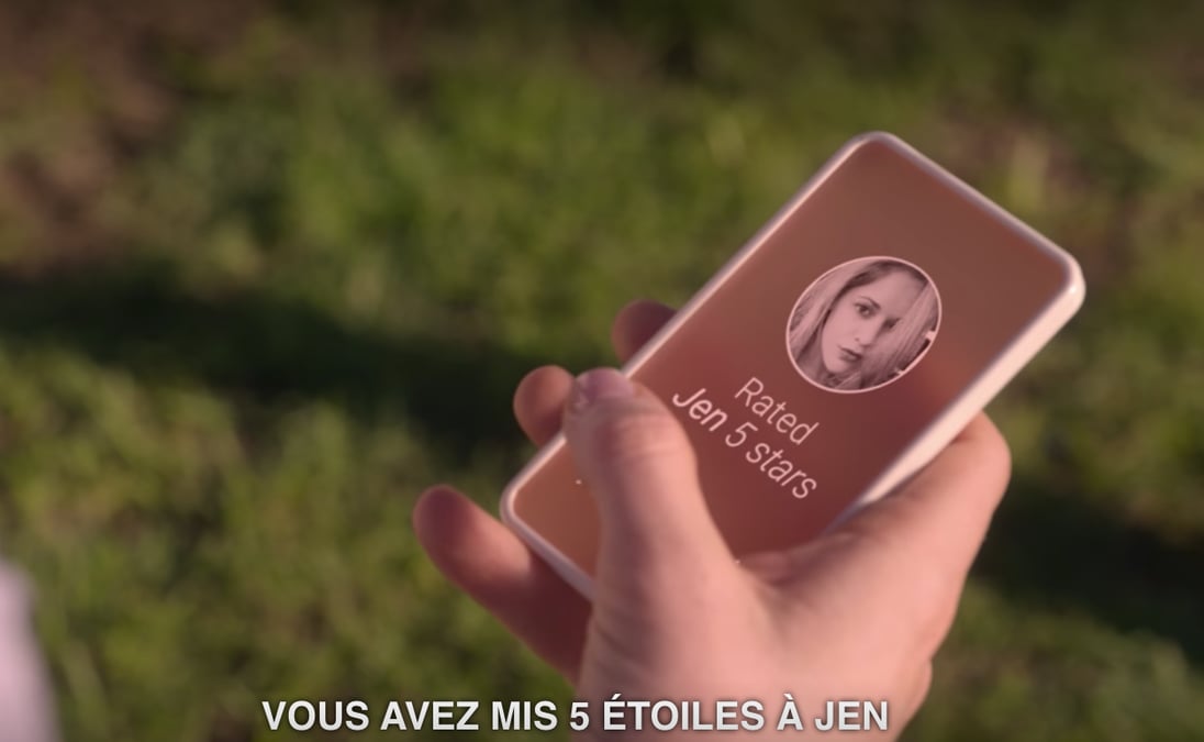 Image extraite de la série Black Mirror diffusée sur Netflix (saison 3 épisode 1 : "Chute libre").