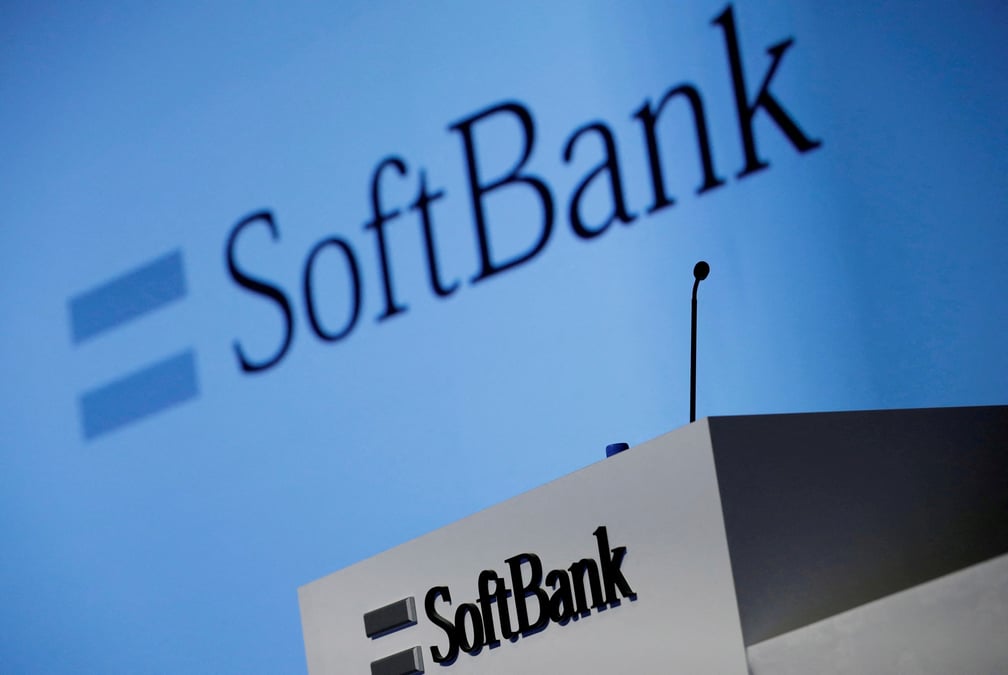 Photo du logo de softbank devant un pupitre