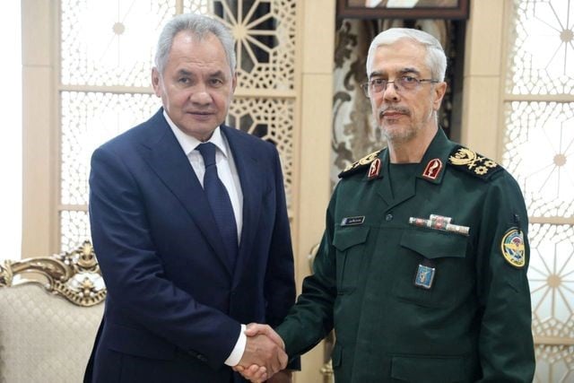 Le chef d'etat-major des forces armees iraniennes, le general mohammad bagheri, rencontre le secretaire du conseil de securite russe, serguei choigou, a teheran