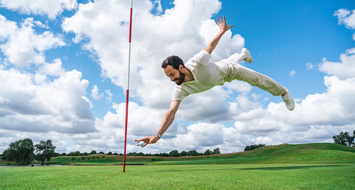 Mathieu Forget sur les greens du Golf national, à Guyancourt (Yvelines).