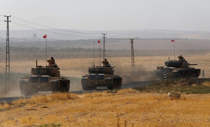 Des blindes turcs en territoire syrien