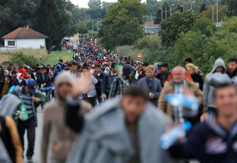 Migrants: 17 passeurs presumes arretes en serbie et en croatie