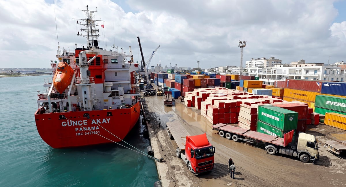 Port tunis conteneurs containers commerce échanges navires