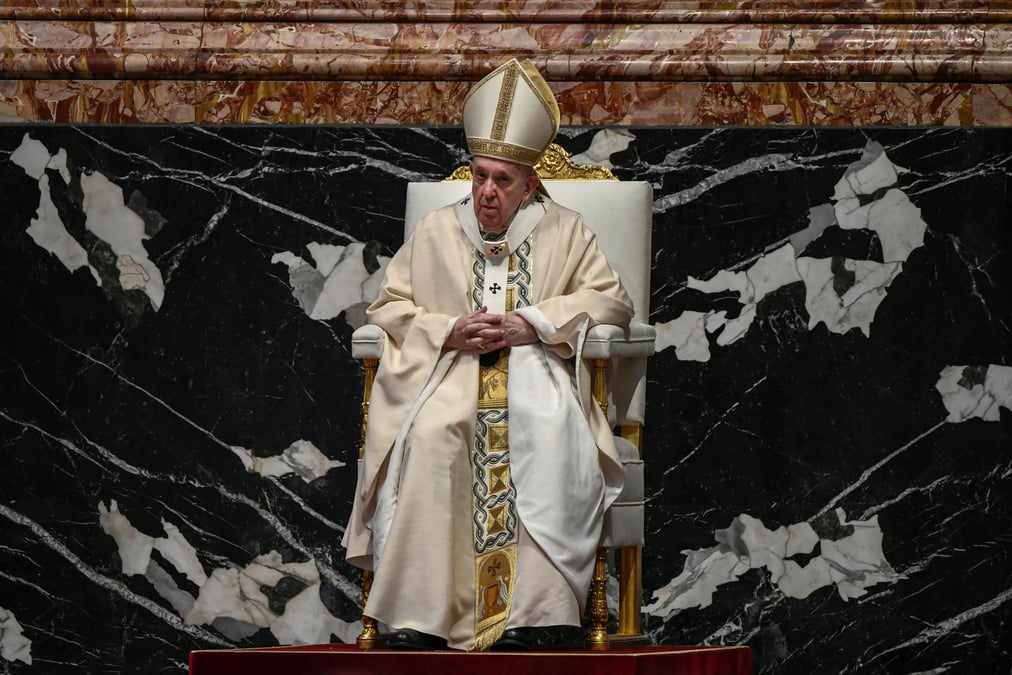 Le pape francois espere une renaissance post-pandemique lors de la veillee pascale