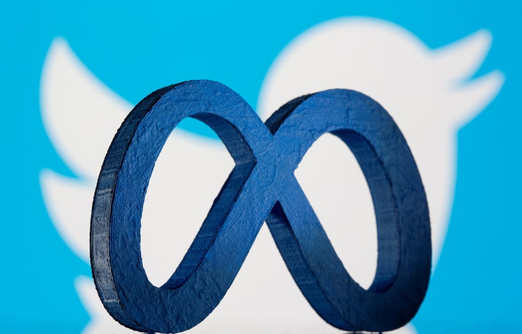 Le logo de meta devant le logo de twitter