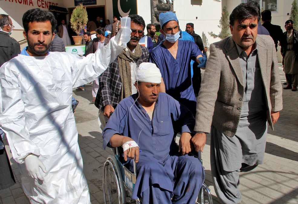 Un homme, blesse lors d'une explosion a khanozai, quitte l'hopital, a quetta, pakistan