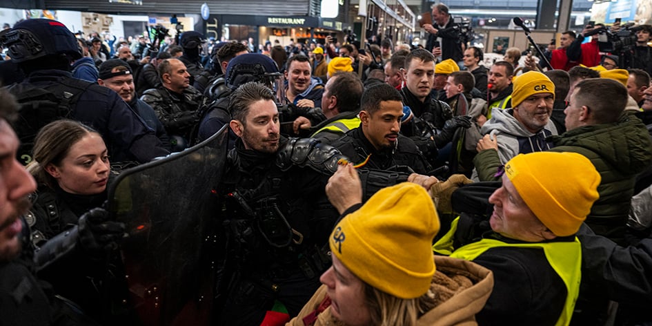 Samedi de nombreuses échauffourées et heurts entre manifestants et CRS n'ont eu de cesse de retarder l'inauguration de l'événement de plusieurs heures.