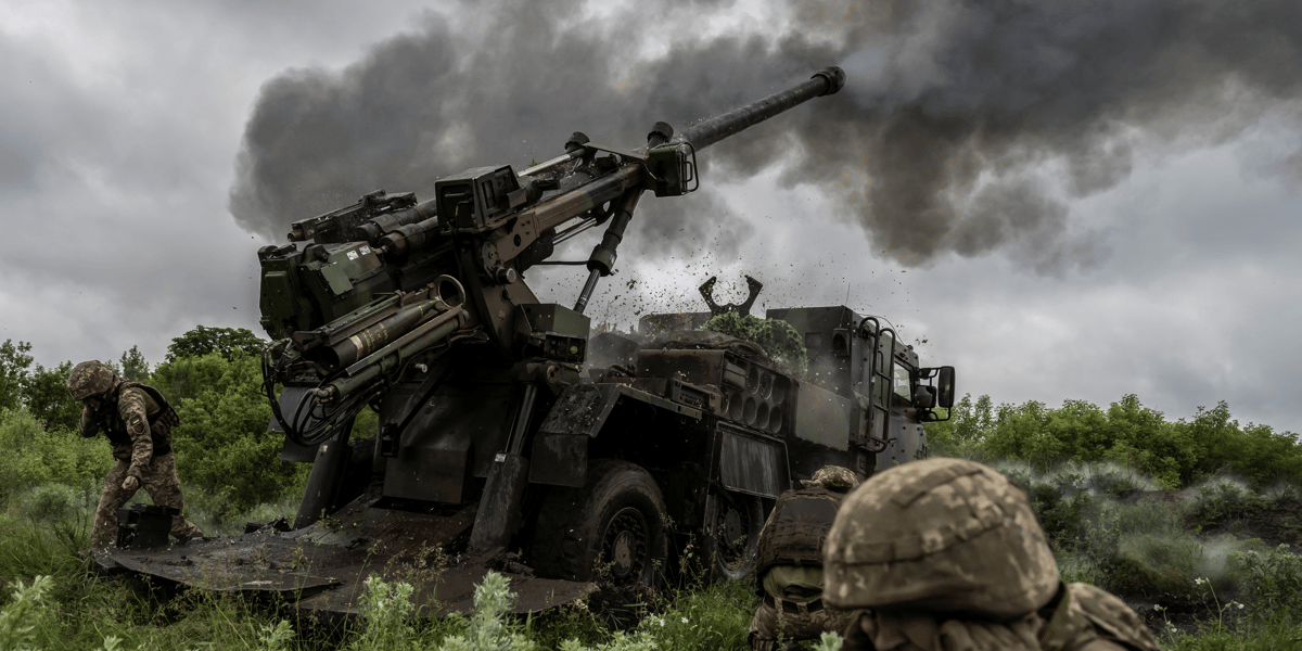 Des soldats ukrainiens tirent un obusier cesar vers des positions russes, pres d'avdiivka en ukraine