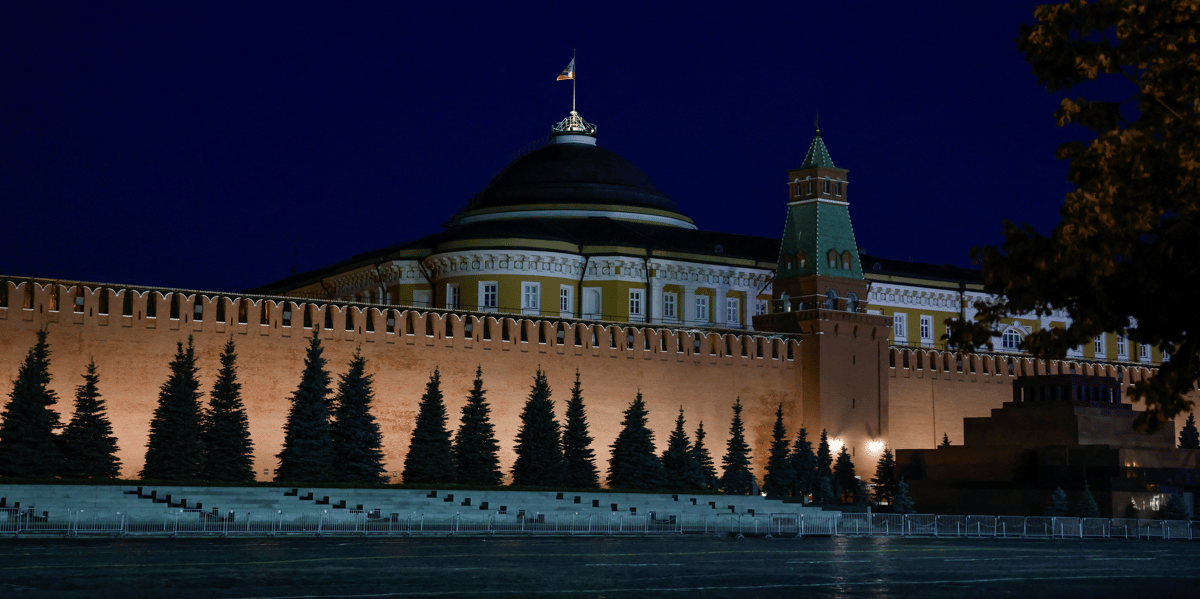 Le drapeau russe flotte sur le dome du batiment du senat du kremlin a moscou