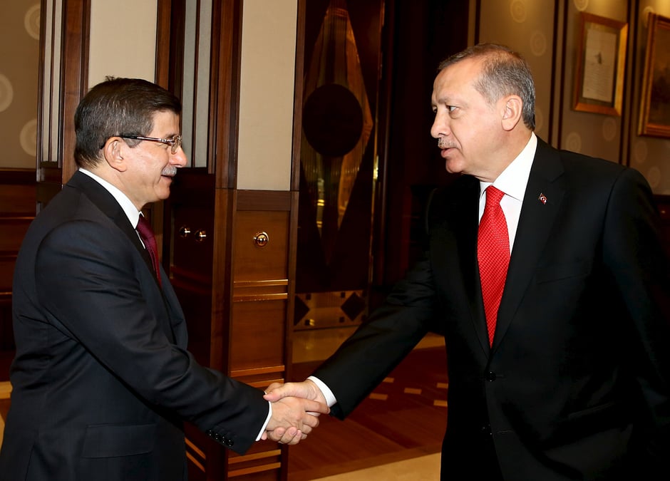 Le premier ministre sortant charge de former un gouvernement interimaire en turquie