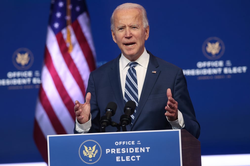 Biden poursuit ses preparatifs, trump s'accroche a son espoir