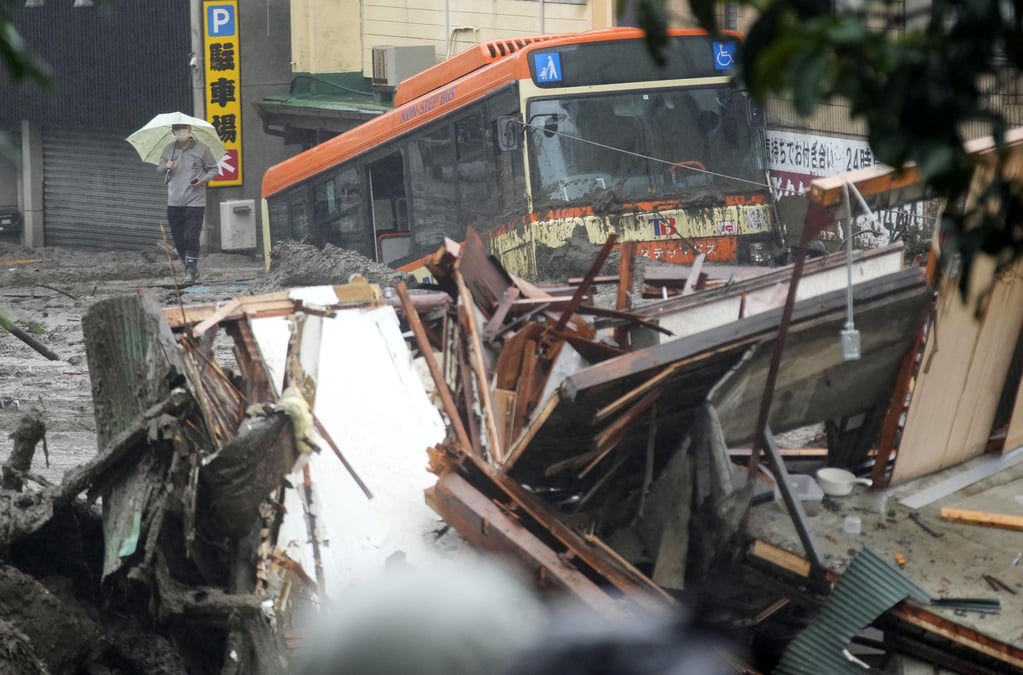 Japon: 20 personnes portees disparues dans des glissements de terrain