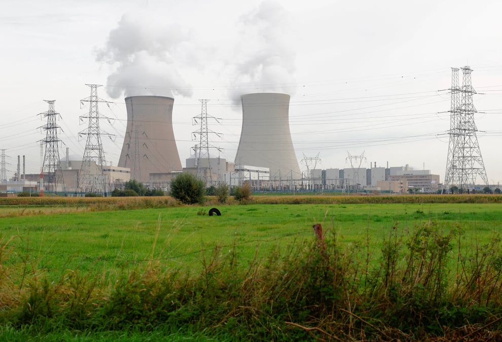 Vue de la centrale nucleaire de doel