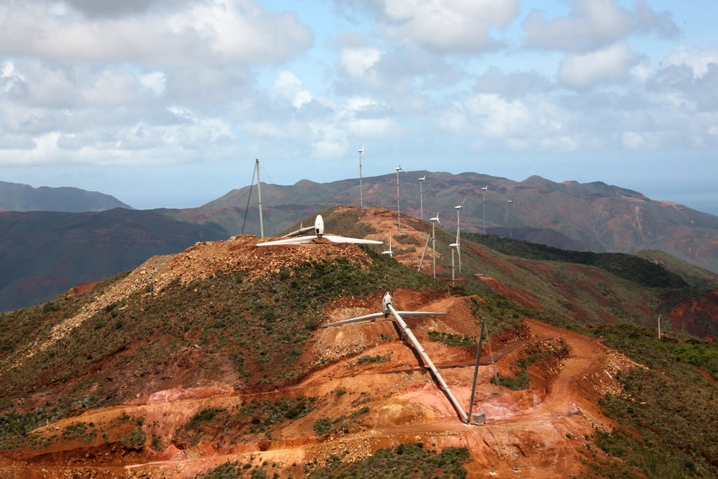 L’énergie générées par les éoliennes rétractables (ici en Nouvelle Calédonie) est directement réinjectée par Vergnet dans les petits réseaux électriques ou centrales thermiques des zones isolées.