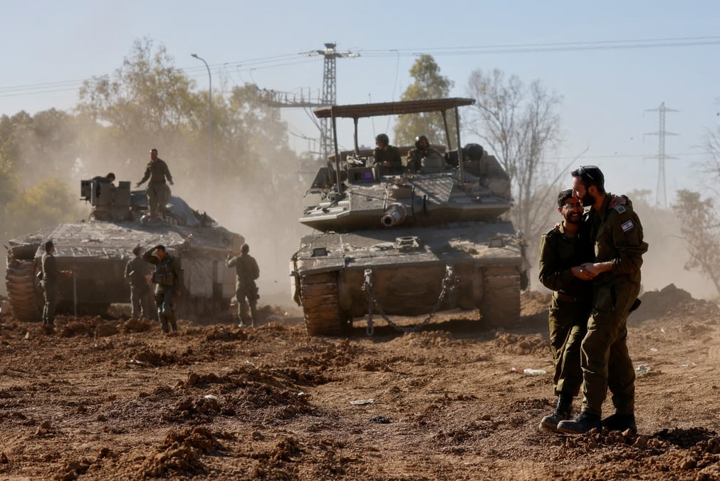 Des vehicules de l'armee israelienne reviennent de la bande de gaza, dans le sud d'israel