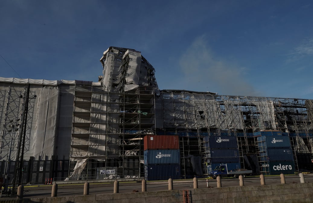 A la suite de l'incendie de l'ancien batiment de la bourse, a copenhague