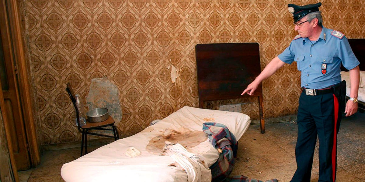 Le 14 juin 2008, au lendemain de la libération de Maria, un carabinier désigne son lit.