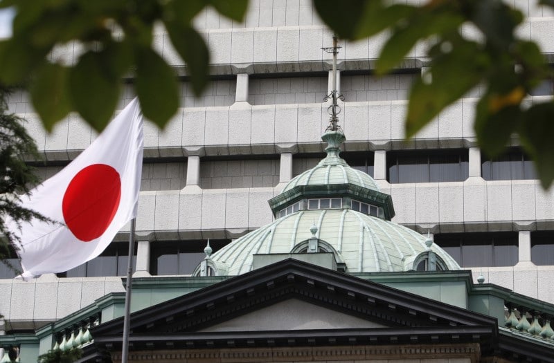 Le drapeau du japon au sommet du batiment de la banque du japon