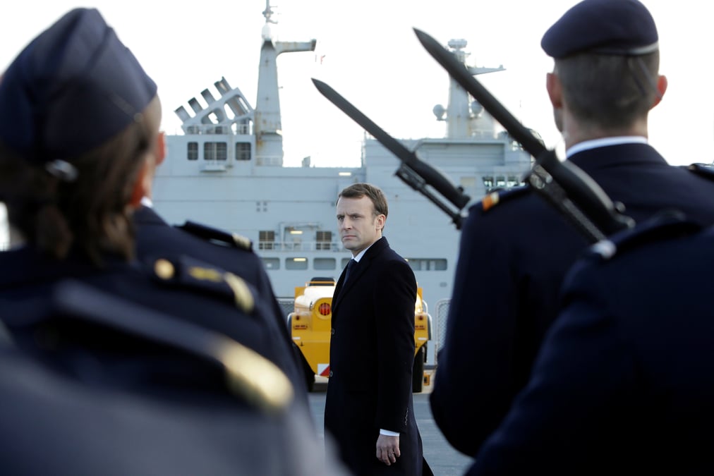 A toulon, macron confirme la priorite accordee a la defense