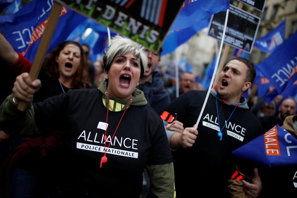 France: des milliers de policiers en colere defilent a paris