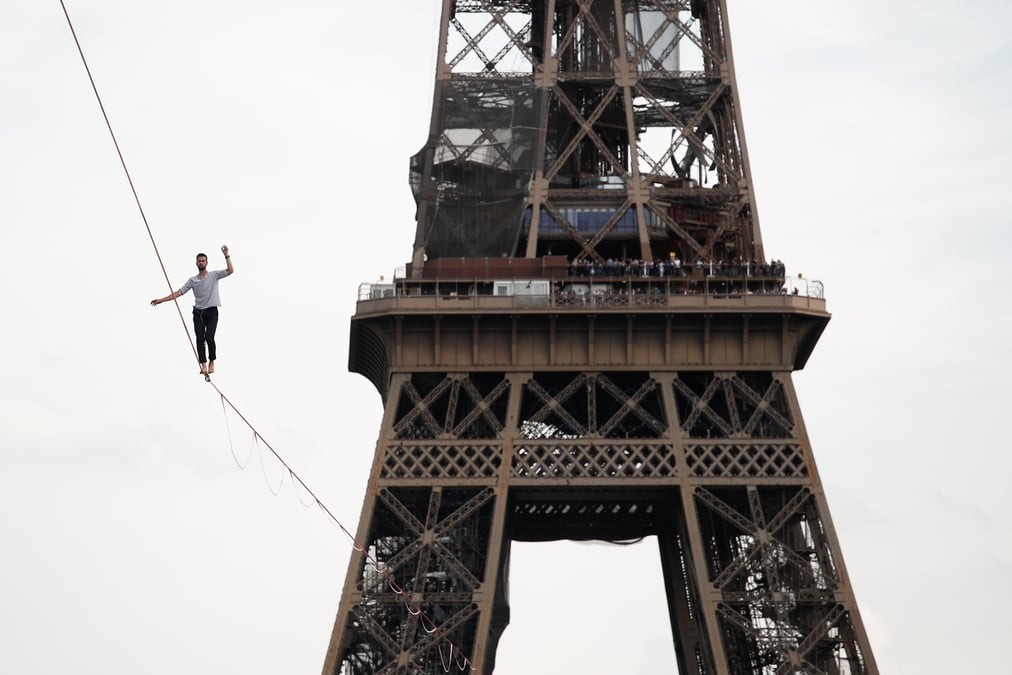 A paris, nathan paulin relie la tour eiffel au theatre de chaillot suspendu a une sangle