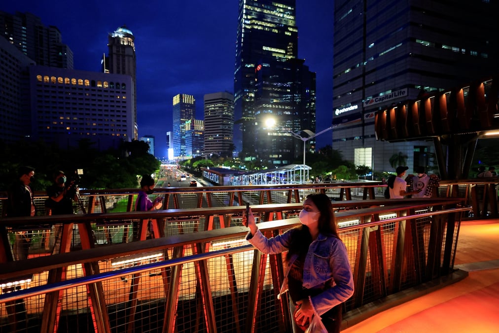 Des personnes portant des masques sur un pont pietonnier a jakarta