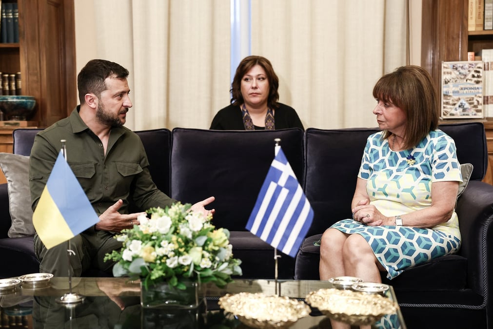 Volodymyr zelenskiy rencontre la presidente grecque katerina sakellaropoulou au manoir maximos a athenes, en grece