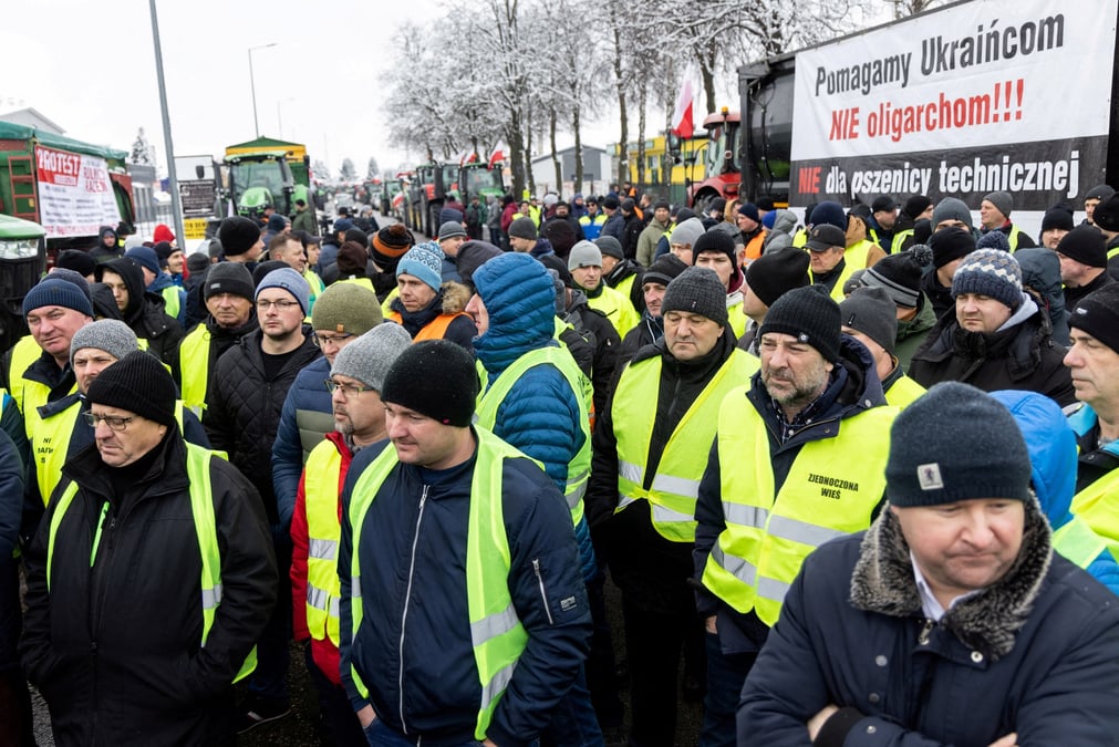 Des agriculteurs polonais manifestant pres de la frontiere ukrainienne