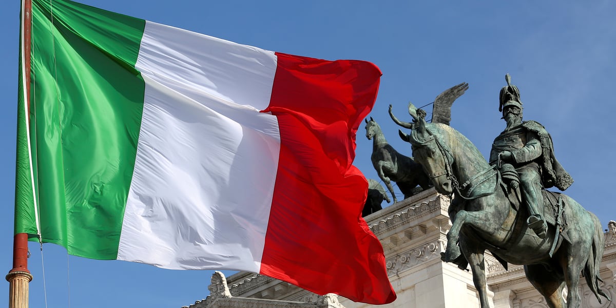 Le gouvernement italien prévoit de faire encore mieux et de ramener le déficit public à 3,3 % du PIB en 2025 puis à 2,8 % dès 2026.