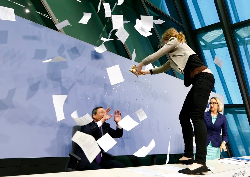 Une manifestante interrompt la conference de presse de mario draghi