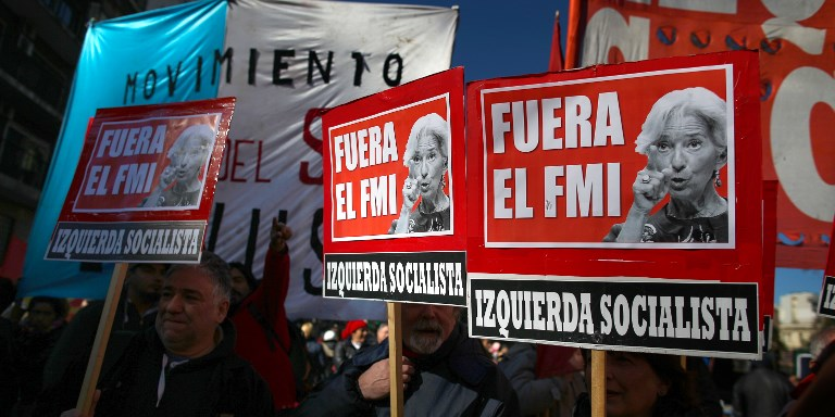 Le FMI débloque une aide de 50 milliards de dollars pour l'Argentine.
