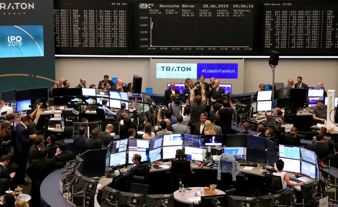 Debuts boursiers ternes pour traton, filiale de volkswagen