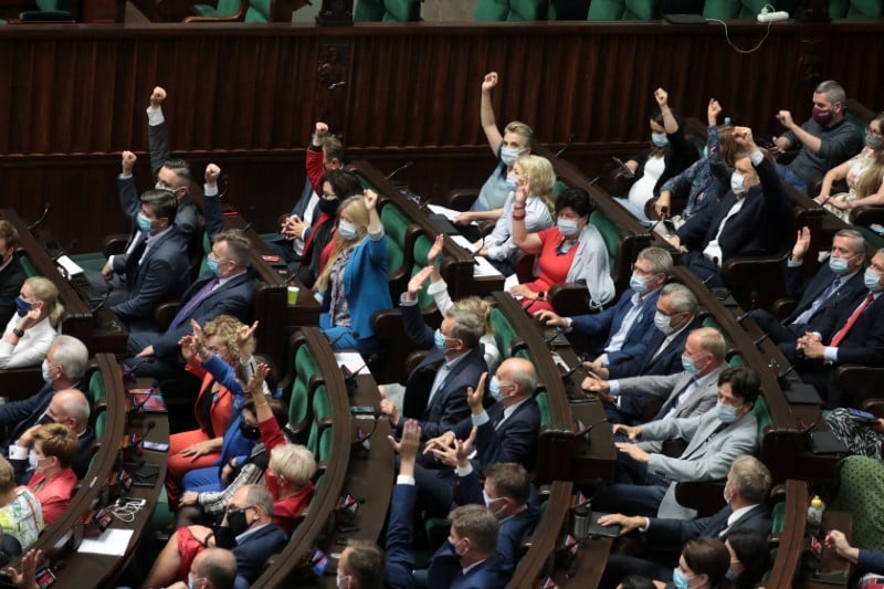 Pologne: les deputes adoptent un texte sur le controle des medias