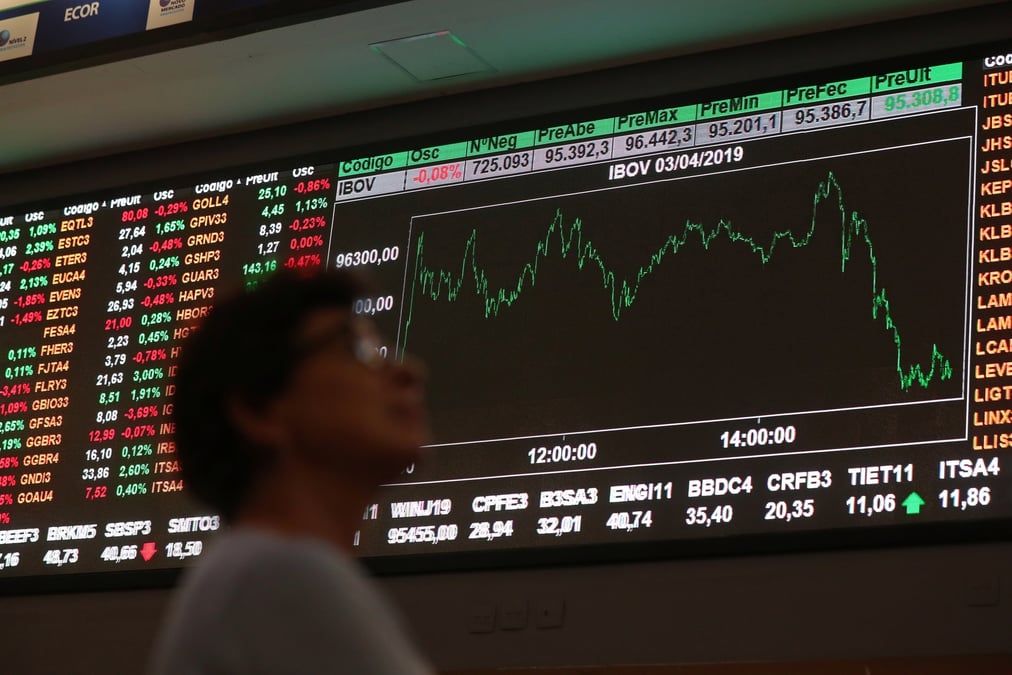 Une femme a la bourse bresilienne b3, a sao paulo
