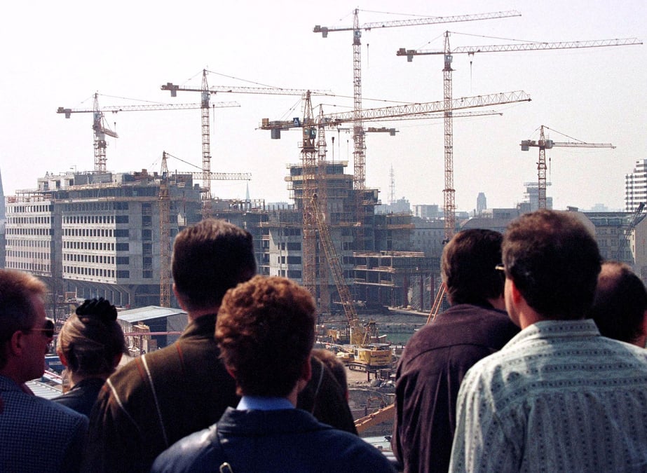 Des visiteurs examinent un chantier a berlin