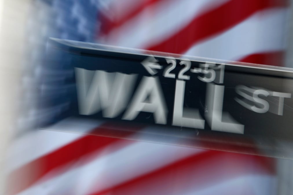 Panneau de signalisation sur wall street, a l'exterieur de la bourse de new york