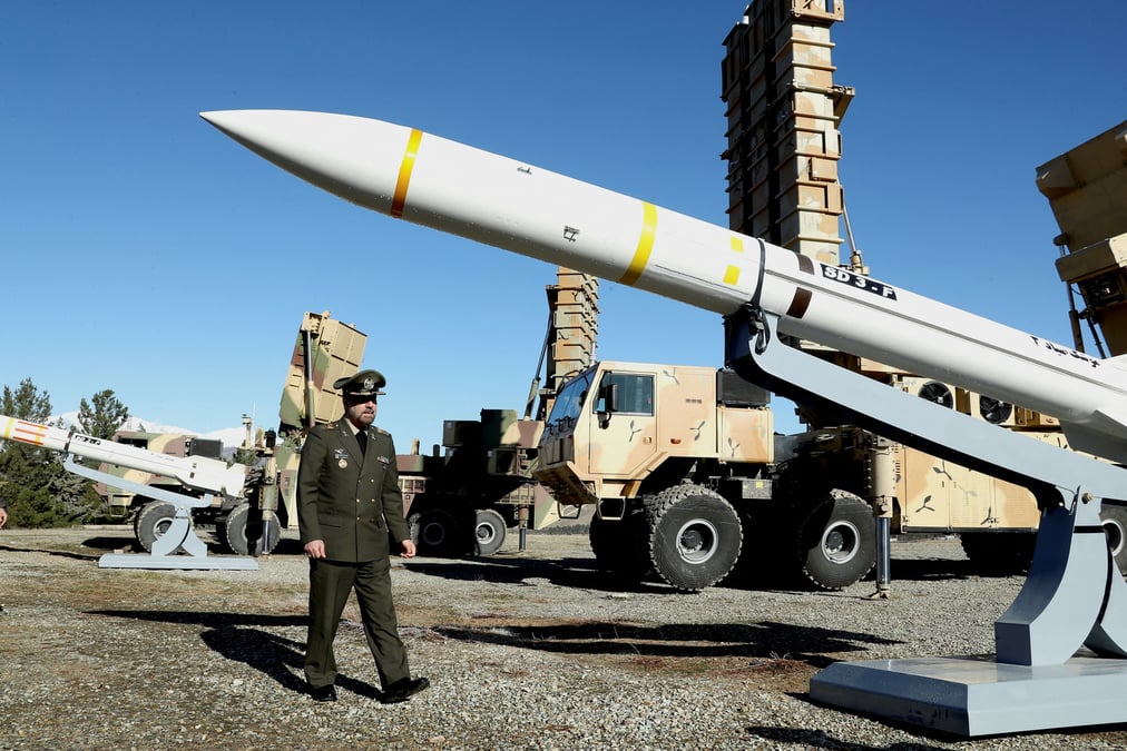 Le ministre de la defense iranien pres d'un missile lors d'une ceremonie a teheran