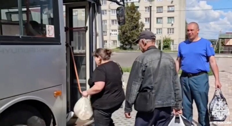 Des habitants lors de l'evacuation suite a une incursion des troupes ukrainiennes dans la region de koursk