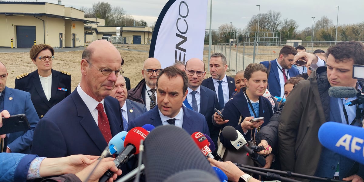 Eric Lombard, le ministre de l'Economie, et Sébastien Lecornu, le ministre des Armées, à l'usine d'Eurenco, à Bergerac (Dordogne), le 20 mars 2025.