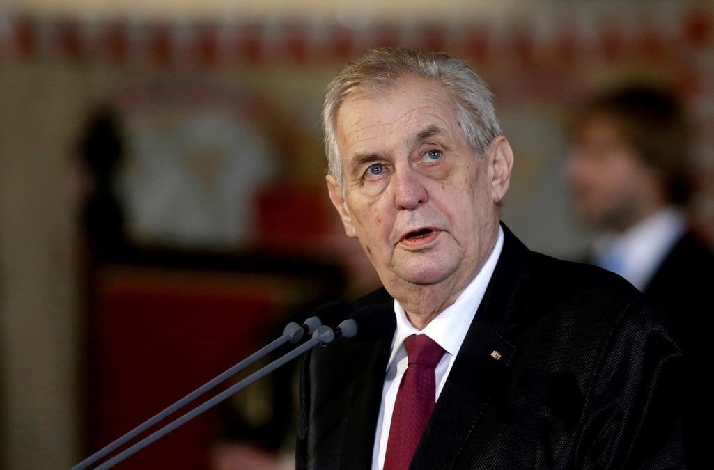Republique tcheque: zeman trop malade pour rester pleinement president, dit le president du senat