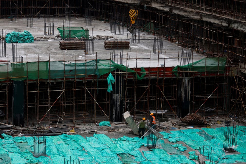Des ouvriers travaillent sur un chantier de construction a pekin