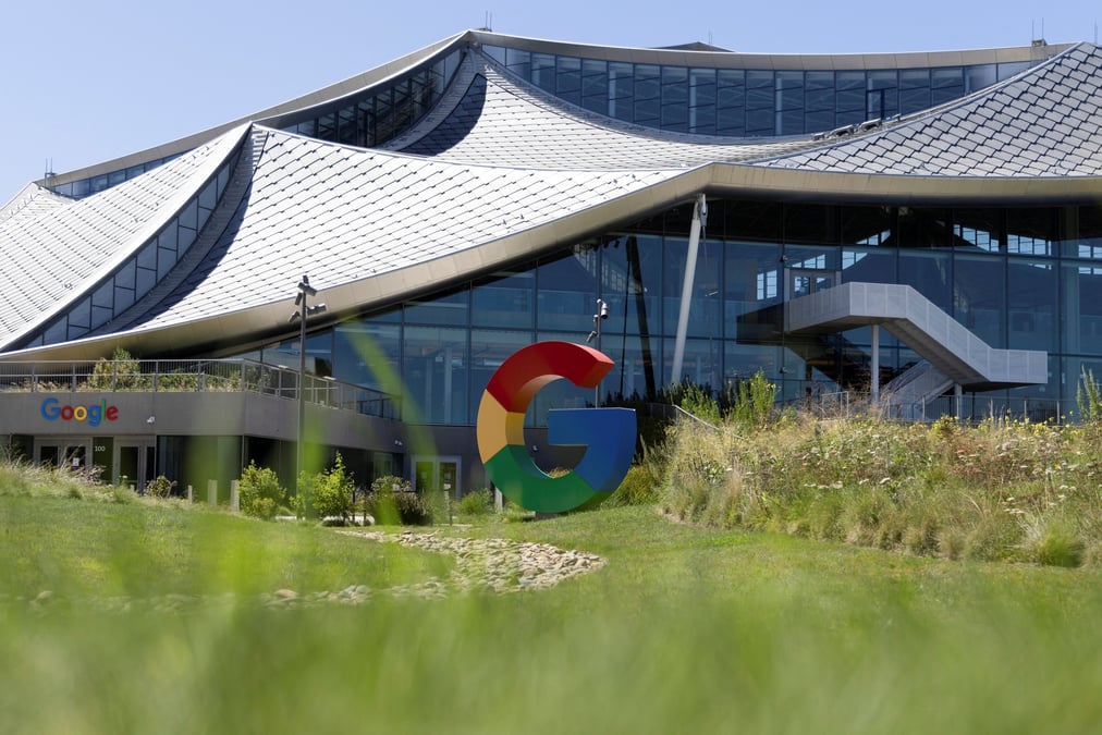 Le logo de google est visible a l'exterieur des installations de google bay view lors de l'evenement made by google