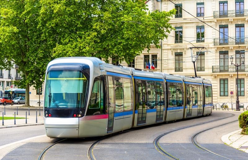Ce nouveau prélèvement sur la masse salariale des entreprises doit notamment financer le déploiement des futurs RER métropolitains promis par Emmanuel Macron.