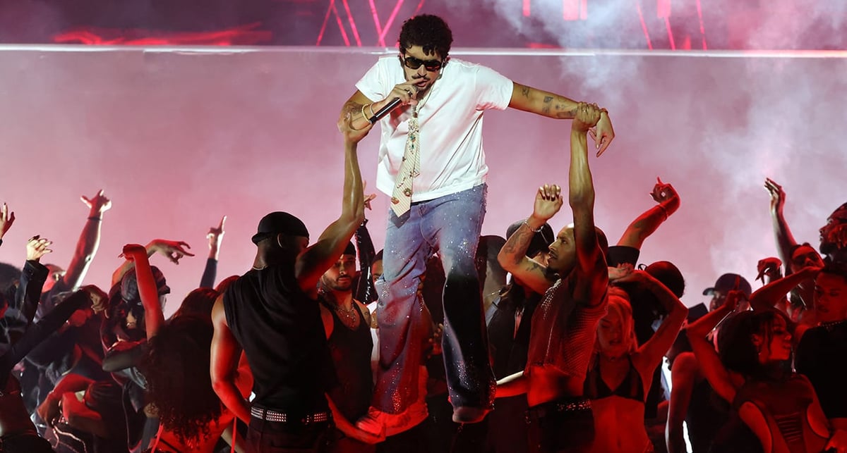 Bad Bunny se produit sur scène lors des 2025 iHeartRadio Music Awards au Dolby Theatre, à Los Angeles, en Californie, le 17 mars 2025.