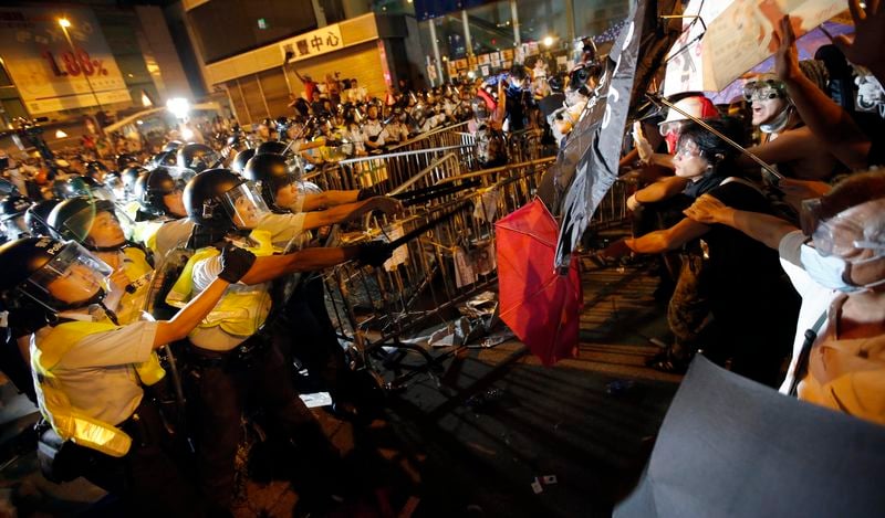 Heurts violents dans le quartier de Mong Kok à Hong Kong