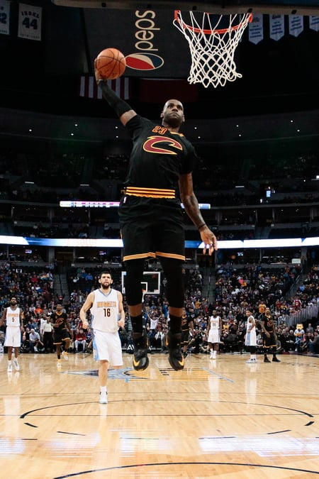 Lebron james porte les cavaliers, atlanta et oklahoma font le spectacle