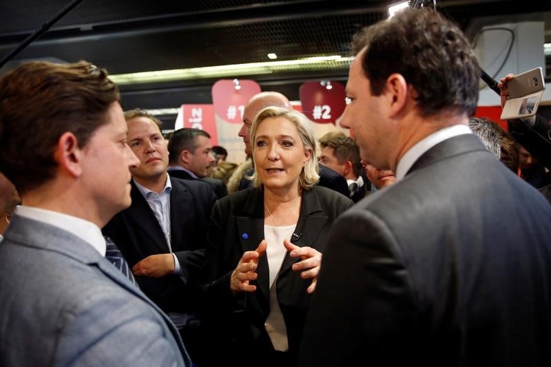 Le pen pour une taxation des contrats d'etrangers