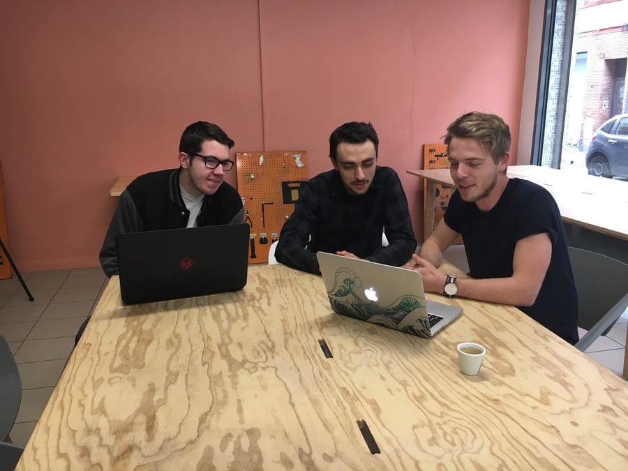 Thibault Descombes (à droite), en compagnie de l'autre cofondateur Florian Garibal (au centre), mettent en pause Flybot et lancent le projet Bettr.