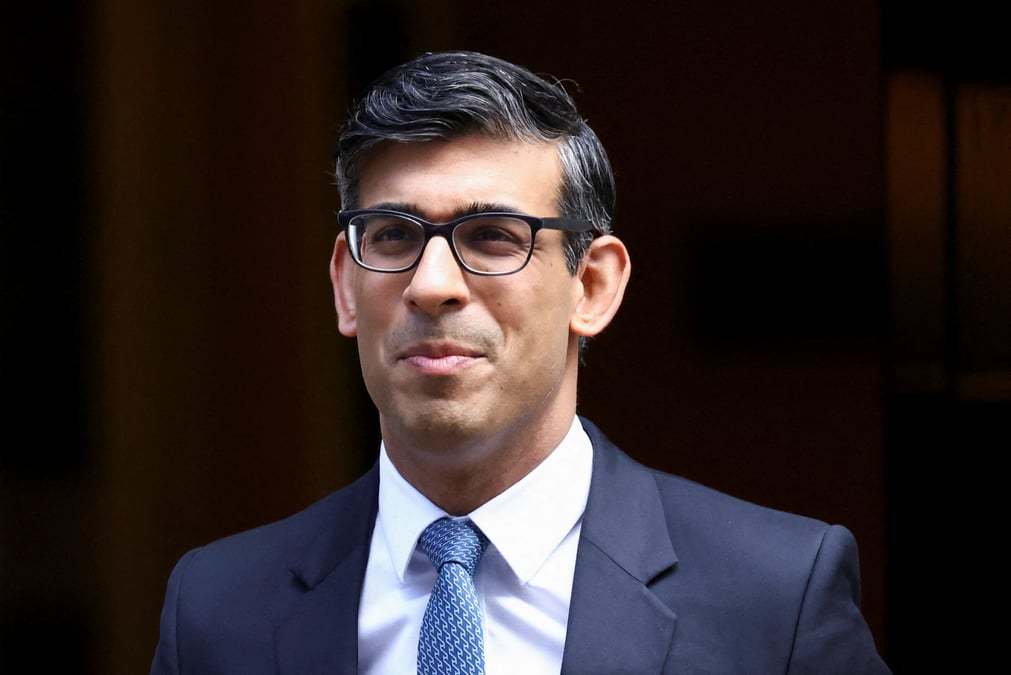 Le premier ministre britannique rishi sunak marche sur downing street a londres